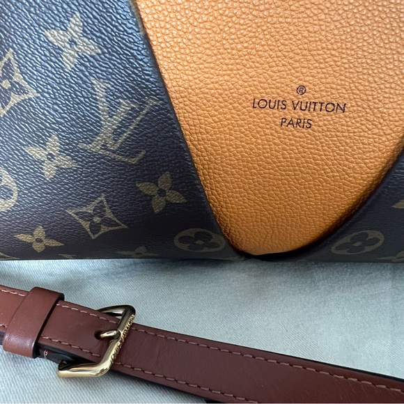 Louis Vuitton V Tote Monogram Canvas and Saffron Leather MM - Picture 4 of 16